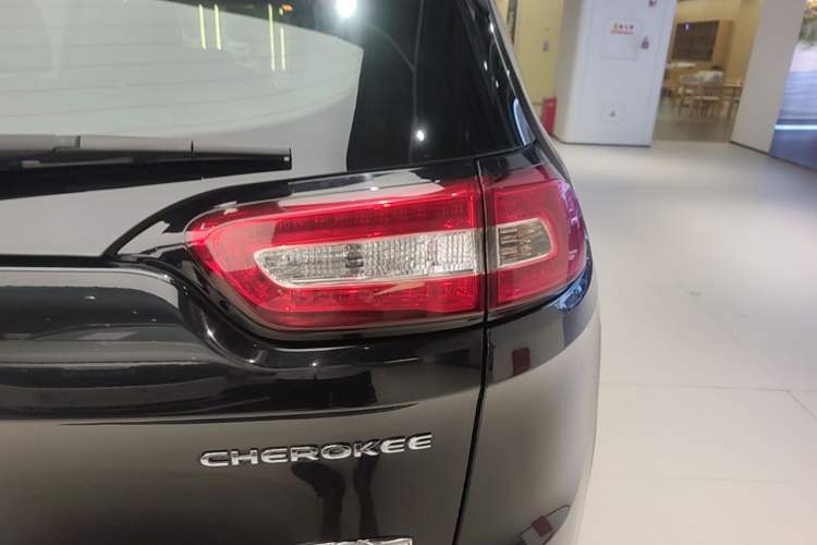 Used Jeep Cherokee 2016 2.4L Professional Smart Version Right Rear Taillight
