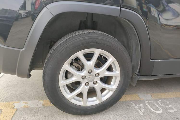 Used Jeep Cherokee 2016 2.0L Superior Edition Right Rear Wheel Hub