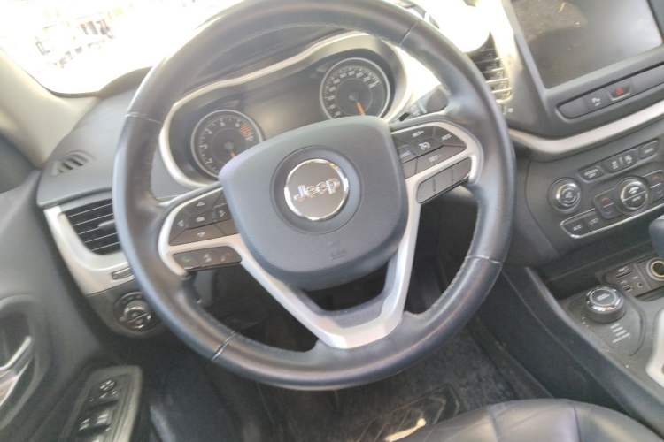 Used Jeep Cherokee 2016 2.4L Professional Smart Version Steering Wheel