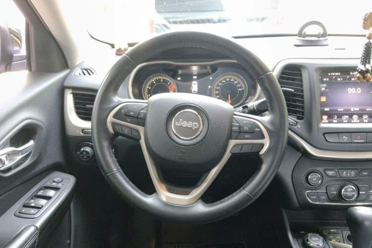 Used Jeep Cherokee 2016 2.4L Professional Smart Version Steering Wheel