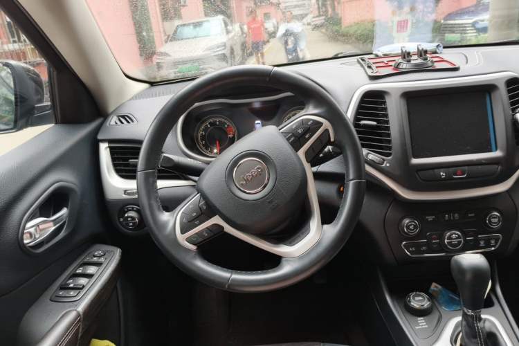 Used Jeep Cherokee 2016 2.4L Professional Smart Version Steering Wheel