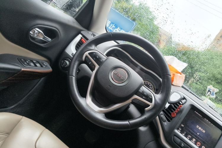 Used Jeep Cherokee 2016 2.0L Superior Edition Steering Wheel