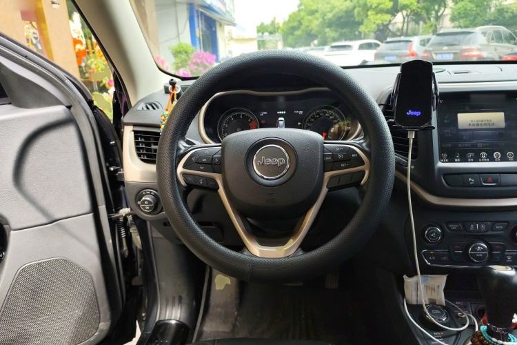 Used Jeep Cherokee 2016 2.4L Professional Smart Version Steering Wheel