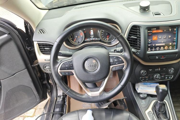 Used Jeep Cherokee 2016 2.4L Professional Smart Version Steering Wheel