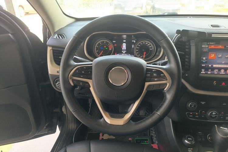 Used Jeep Cherokee 2016 2.4L Professional Smart Version Steering Wheel