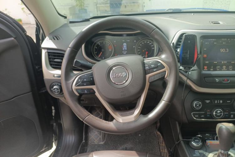 Used Jeep Cherokee 2016 2.4L Professional Smart Version Steering Wheel