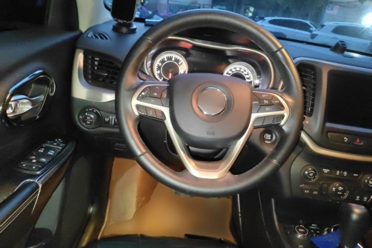 Used Jeep Cherokee 2016 2.4L Professional Smart Version Steering Wheel