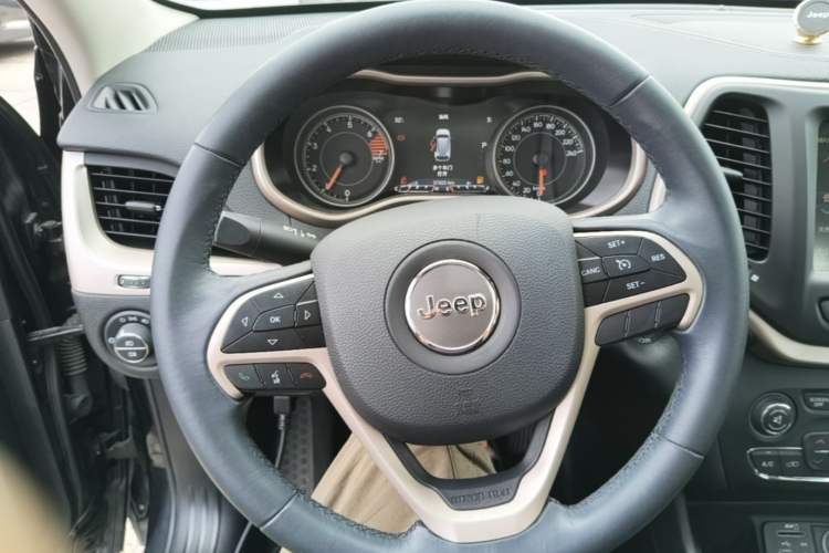 Used Jeep Cherokee 2016 2.0L Superior Edition Steering Wheel