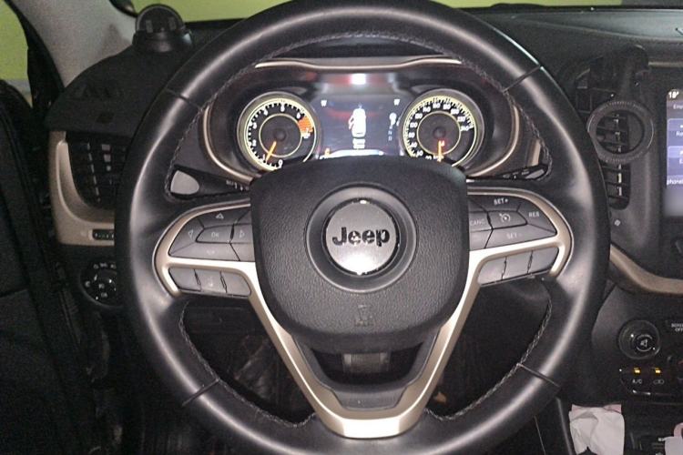Used Jeep Cherokee 2016 2.4L Professional Smart Version Steering Wheel