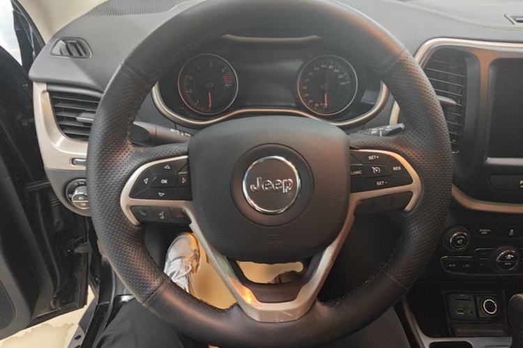 Used Jeep Cherokee 2016 2.0L Smart Version Steering Wheel