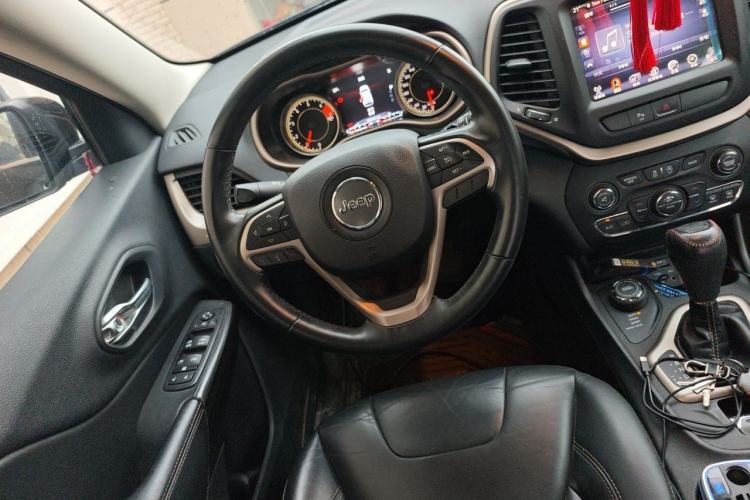 Used Jeep Cherokee 2016 2.4L Professional Smart Version Steering Wheel