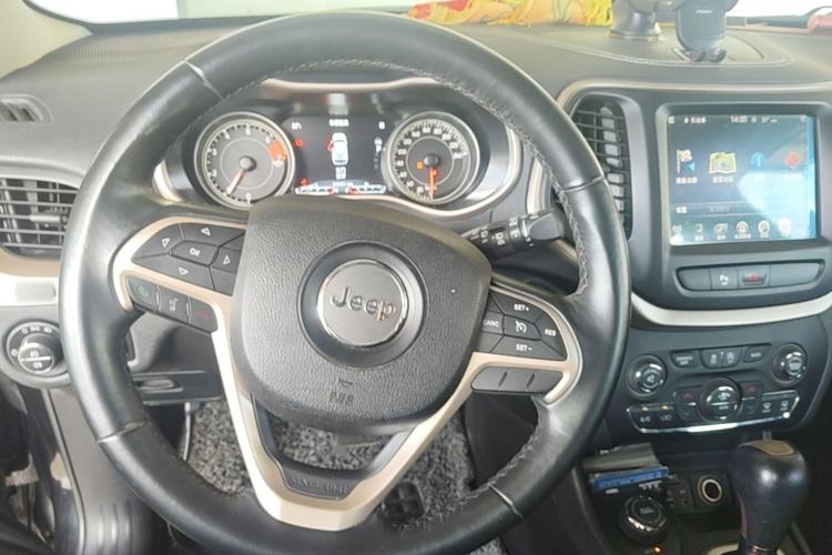 Used Jeep Cherokee 2016 2.4L Professional Smart Version Steering Wheel