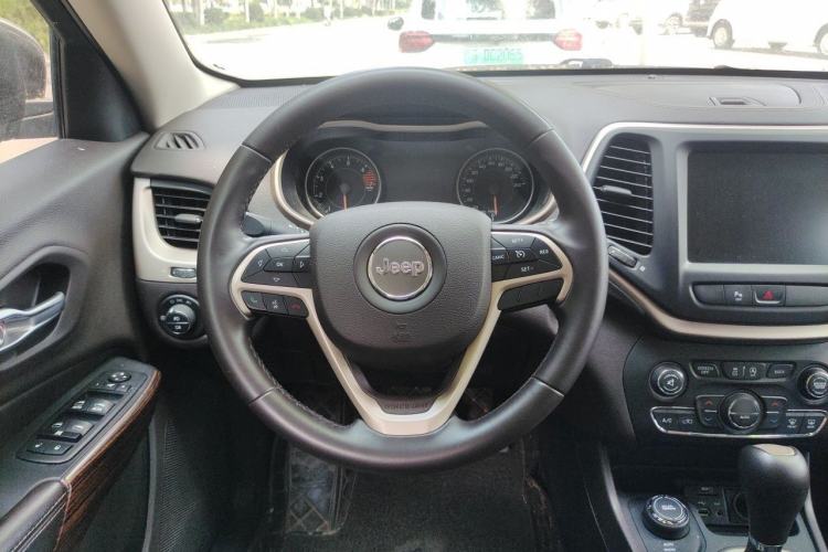 Used Jeep Cherokee 2016 2.4L Professional Smart Version Steering Wheel
