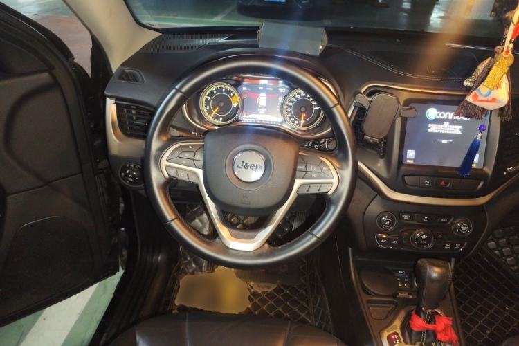 Used Jeep Cherokee 2016 2.0L Superior Edition Steering Wheel