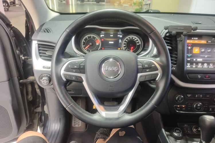 Used Jeep Cherokee 2016 2.4L Professional Smart Version Steering Wheel