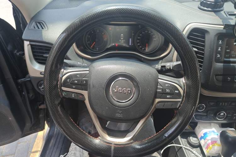 Used Jeep Cherokee 2016 2.4L Professional Edition Steering Wheel