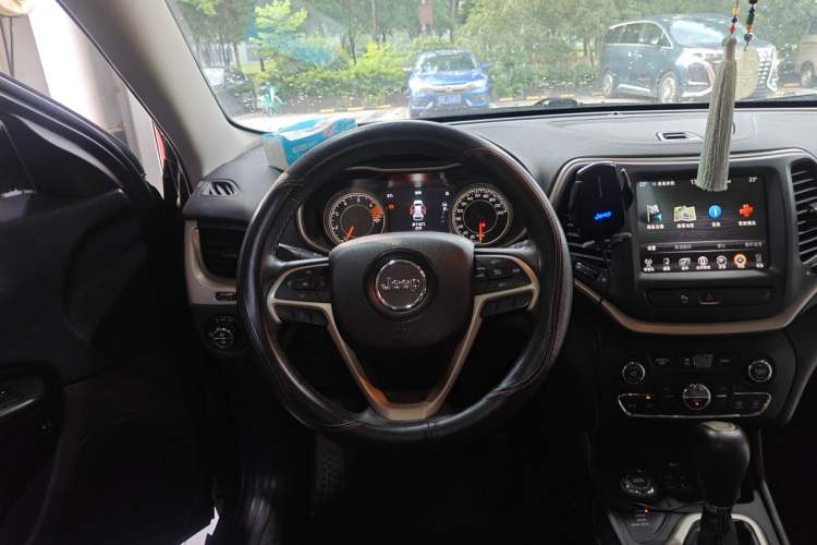 Used Jeep Cherokee 2016 2.4L Professional Smart Version Steering Wheel