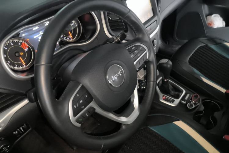 Used Jeep Cherokee 2016 2.4L Professional Smart Version Steering Wheel