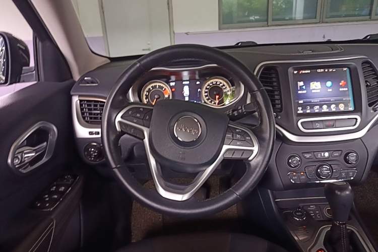 Used Jeep Cherokee 2016 2.4L Professional Smart Version Steering Wheel