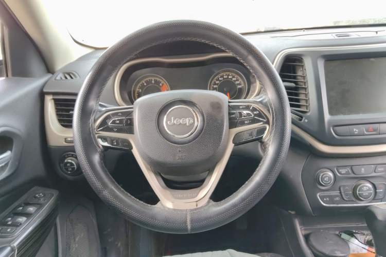 Used Jeep Cherokee 2016 2.0L Superior Edition Steering Wheel