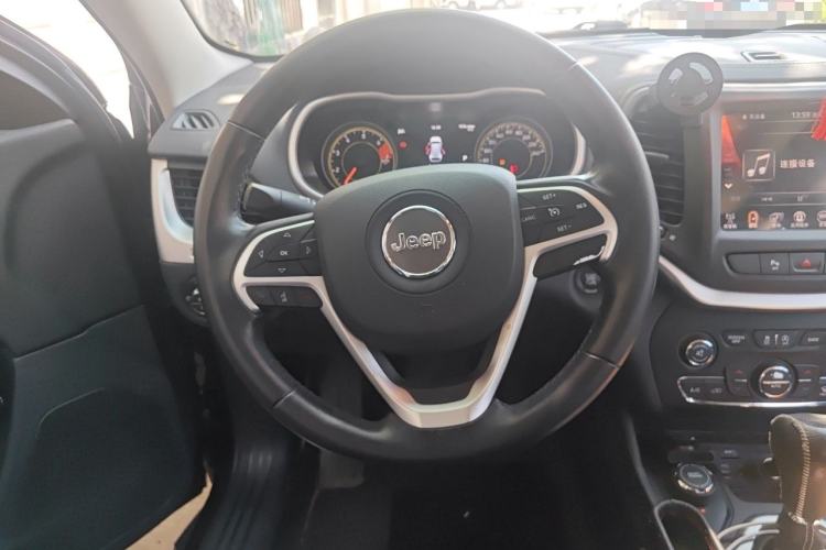 Used Jeep Cherokee 2016 2.4L Professional Smart Version Steering Wheel