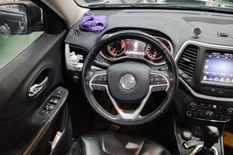 Used Jeep Cherokee 2016 2.4L Professional Smart Version Steering Wheel