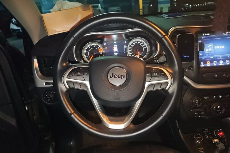 Used Jeep Cherokee 2016 2.4L Professional Smart Version Steering Wheel