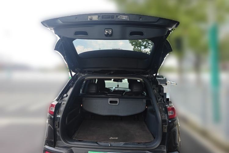 Used Jeep Cherokee 2016 2.4L Professional Edition Trunk