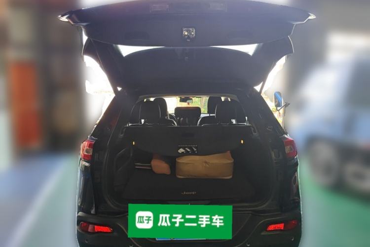 Used Jeep Cherokee 2016 2.4L Superior Edition Trunk