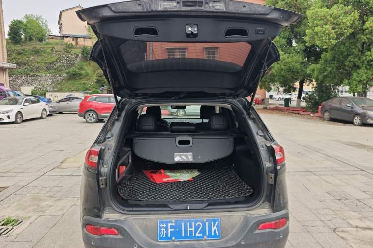 Used Jeep Cherokee 2016 2.0L Superior Edition Trunk