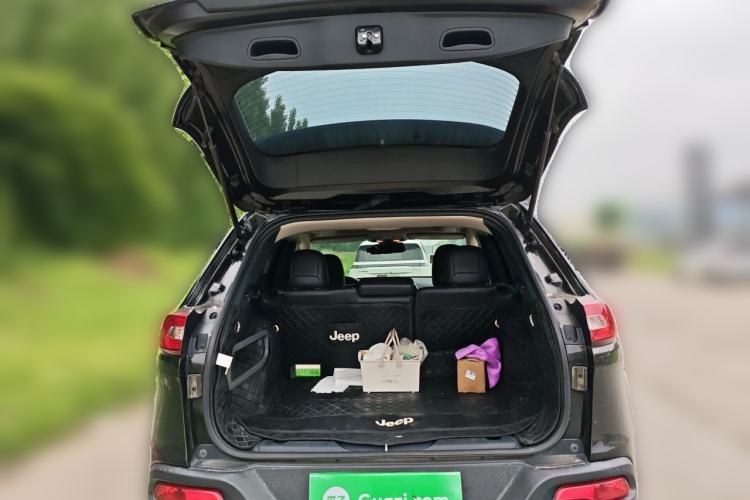 Used Jeep Cherokee 2016 2.4L Professional Edition Trunk