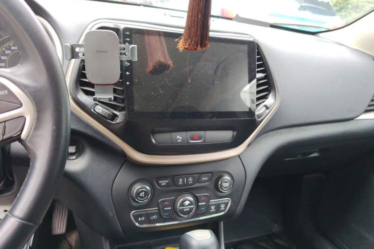Used Jeep Cherokee 2016 2.4L Leading Edition Audio And AC Panel