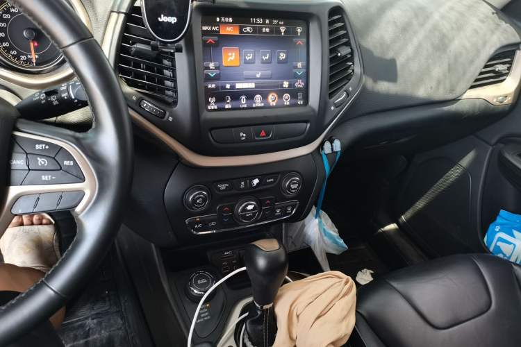 Used Jeep Cherokee 2016 2.4L Professional Smart Version Audio And AC Panel
