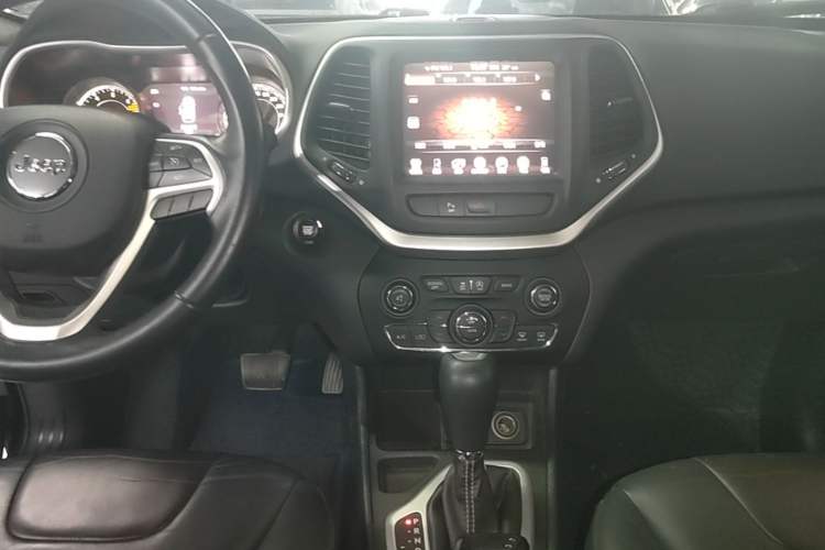Used Jeep Cherokee 2016 2.4L Leading Smart Version Audio And AC Panel
