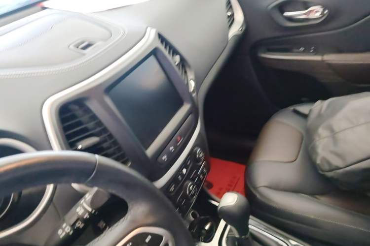 Used Jeep Cherokee 2016 2.4L Superior Edition Audio And AC Panel
