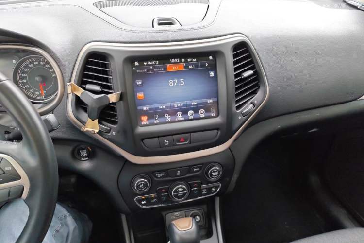 Used Jeep Cherokee 2016 2.0L Smart Version Audio And AC Panel