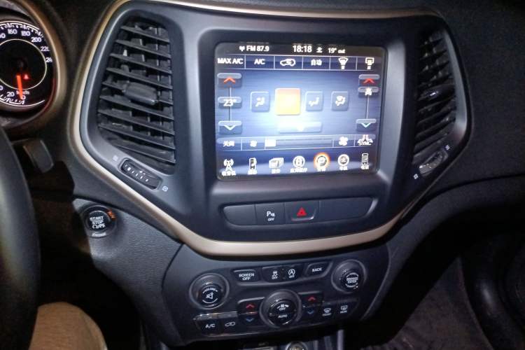 Used Jeep Cherokee 2016 2.4L Professional Edition Audio And AC Panel