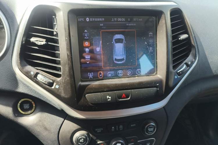 Used Jeep Cherokee 2016 2.4L Leading Edition Audio And AC Panel
