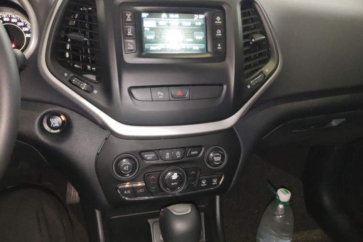 Used Jeep Cherokee 2016 2.4L Leading Edition Audio And AC Panel