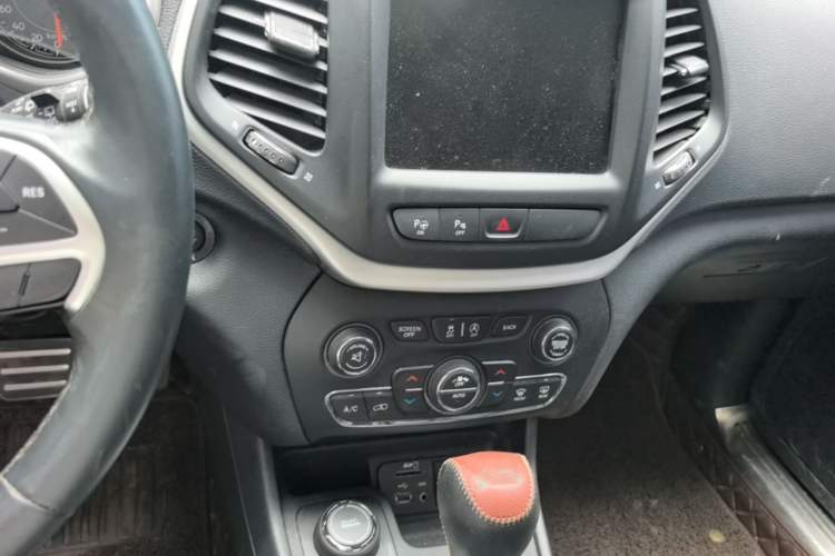 Used Jeep Cherokee 2016 2.4L Superior Edition Audio And AC Panel