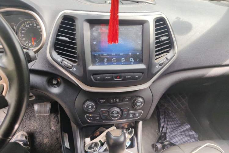 Used Jeep Cherokee 2016 2.4L Leading Smart Version Audio And AC Panel