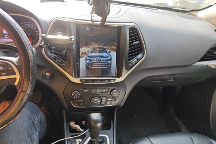 Used Jeep Cherokee 2016 2.4L Leading Edition Audio And AC Panel