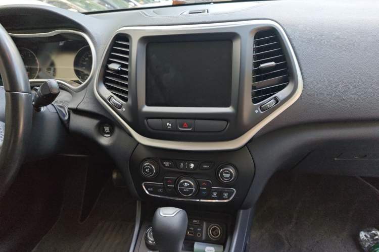 Used Jeep Cherokee 2016 2.4L Professional Smart Version Audio And AC Panel