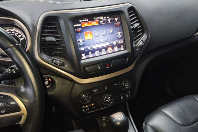 Used Jeep Cherokee 2016 2.0L Superior Edition Audio And AC Panel