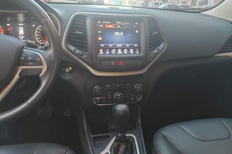 Used Jeep Cherokee 2016 2.0L Superior Edition Audio And AC Panel