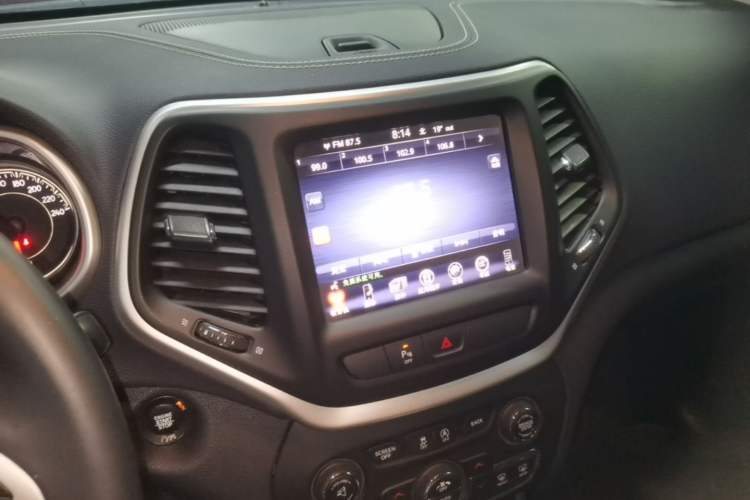 Used Jeep Cherokee 2016 2.4L Professional Smart Version Audio And AC Panel