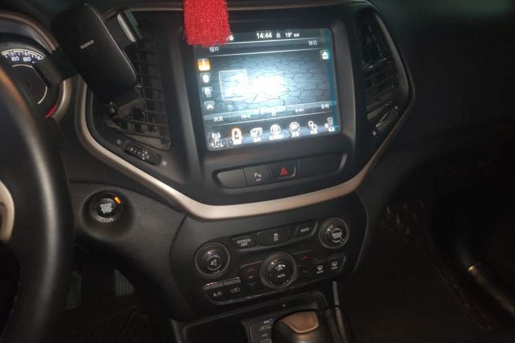 Used Jeep Cherokee 2016 2.0L Superior Edition Audio And AC Panel