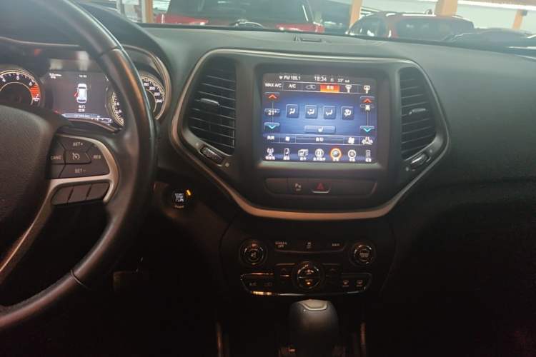Used Jeep Cherokee 2016 2.0L Superior Edition Audio And AC Panel