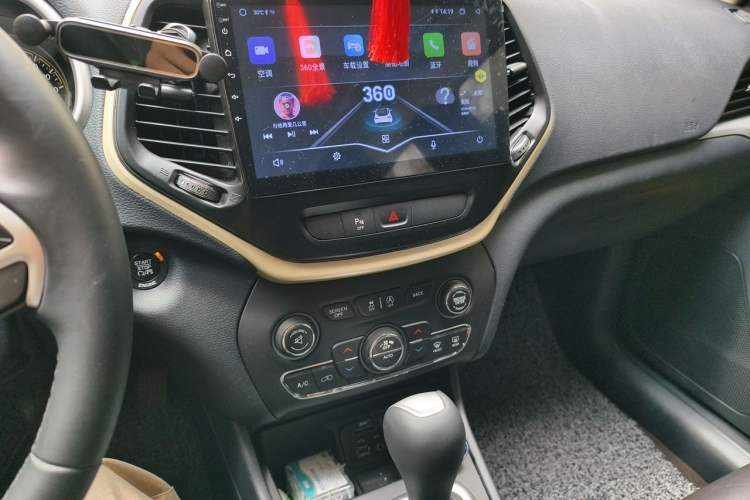 Used Jeep Cherokee 2016 2.4L Leading Edition Audio And AC Panel