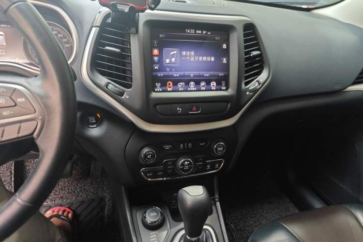 Used Jeep Cherokee 2016 2.4L Professional Smart Version Audio And AC Panel
